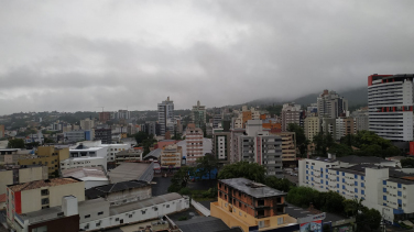 Notícia - Domingo nublado e com chuva fraca na região 