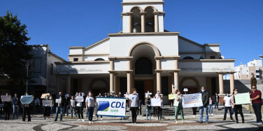 Notícia - Comerciantes de Içara manifestam-se pela reabertura das lojas (VÍDEO)