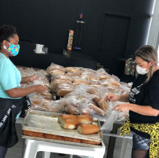 Notícia - CENJ doará 2 mil pães caseiros para famílias necessitadas