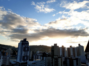 Notícia - Sol entre nuvens e possibilidade de chuva em Criciúma na manhã desta terça