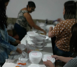 Notícia - Grupo entrega marmitas a moradores de rua de Criciúma