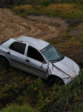 Notícia - Motorista capota carro em Turvo