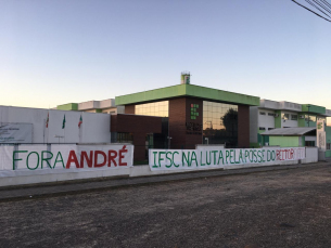 Notícia - Em Criciúma, faixas de protesto contra o atual reitor do IFSC