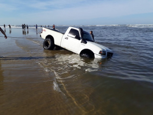 Notícia - Caminhonete é retirada da Barra do Rio Araranguá