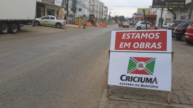 Notícia - Motoristas removem placas de sinalização e desrespeitam bloqueio na Santos Dumont