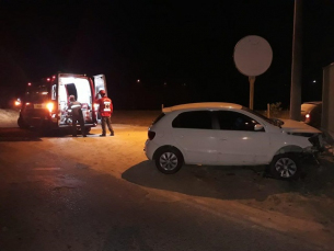 Notícia - Condutora perde o controle e colide com muro