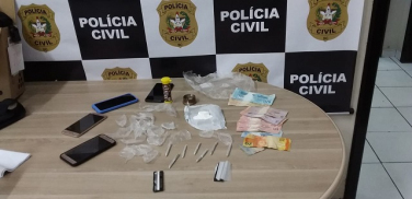 Notícia - Traficante é preso enquanto embalava cocaína