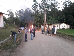 Notícia - Moradores de Rio Carvão bloqueiam rodovia (VÍDEOS)