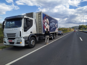 Notícia - Caminhão roubado é recuperado na BR-101 em Sombrio