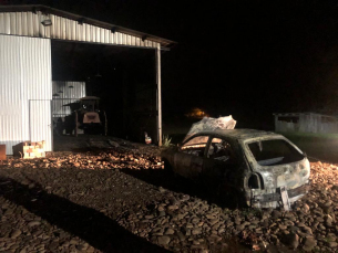 Notícia - Carro pega fogo dentro de galpão em Turvo 