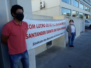 Notícia - Bancários protestam contra demissão em frente ao Santander de Criciúma