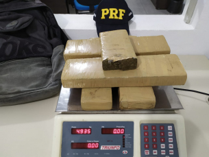 Notícia - PRF apreende 5kg de maconha e recupera carro roubado em Jaguaruna