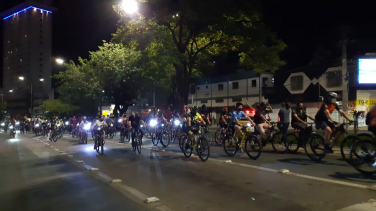 Notícia - Centenas de ciclistas mobilizam-se em pedalada cobrando ciclovia em Criciúma