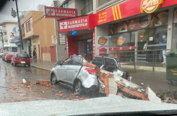 Notícia - Temporal: Em Lages, carro é totalmente destruído (VÍDEO)