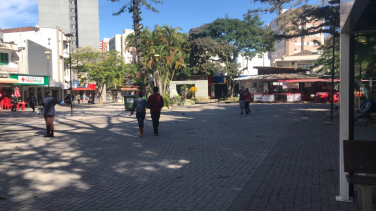 Notícia - Ciclone faz diminuir o movimento no Centro de Criciúma