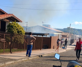 Notícia - Corpo de Bombeiros combate incêndio no Rio Maina (VÍDEO)