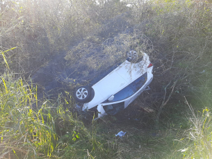 Notícia - Carro sai da pista e capota em Passo de Torres 