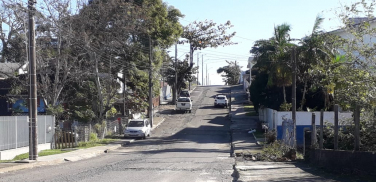 Notícia - Moradores reclamam de buracos e asfalto rasgado no bairro Michel 