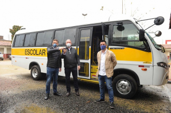 Notícia - Apae de Braço do Norte recebe micro-ônibus através do deputado Ricardo Guidi