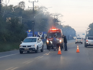 Notícia - Acidente entre carro e moto deixa mulher ferida na Rodovia Luiz Rosso 