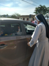 Notícia - Colégio São Bento realiza Drive-Thru de cabelo maluco