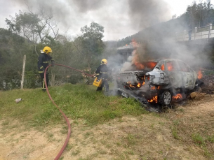 Notícia - Carro é consumido pelo fogo em Pedras Grandes