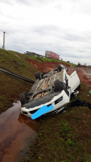 Notícia - Carro capota na marginal da BR-101, em Araranguá