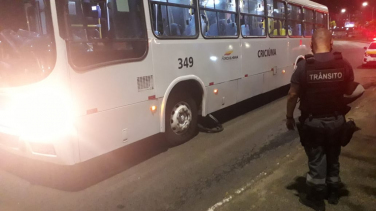 Notícia - Ciclista quase é atropelado por ônibus na Centenário