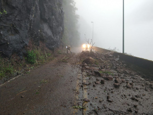 Notícia - Barreira cai e interrompe trecho da Serra do Rio do Rastro