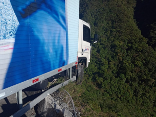 Notícia - Caminhão bate em mureta e quase cai de precipício na Serra do Rio do Rastro