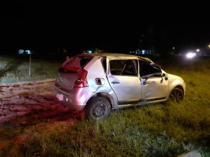 Notícia - Carro capota com quatro pessoas em Jaguaruna