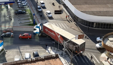 Notícia - Mais uma carreta perdida no Centro de Criciúma (VÍDEO)