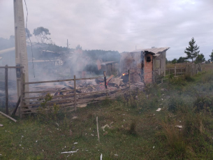 Notícia - Casa pega fogo em Balneário Arroio do Silva