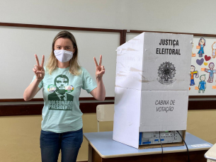 Notícia - Júlia Zanatta vota e agradece pela campanha