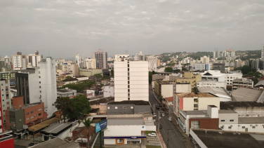 Notícia - Início de semana abafado e com pancadas de chuva na região