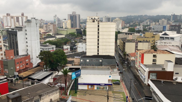 Notícia - Sexta-feira nublada e com risco de chuva forte 