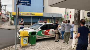 Notícia - Após assalto, criminosos deixam quatro explosivos no centro de Criciúma