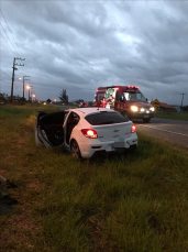 Notícia - Jaguaruna: Motorista bate em carro e foge do local