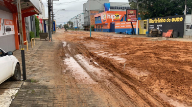 Notícia - “Tempo bom é poeira, quando chove é buraco”, diz comerciante sobre obras na Santos Dumont