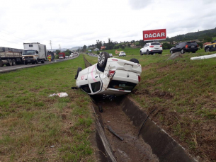 Notícia - Motorista capota carro e cai na vala da BR-101, em Sangão