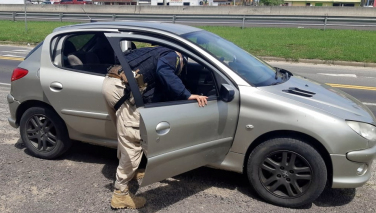 Notícia - Carro roubado em Içara é recuperado na BR-101 em Araranguá 