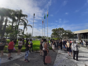 Notícia - Professores protestam contra projeto que visa o fim das eleições de diretores escolares (VÍDEO)