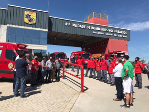 Notícia - Bombeiros Voluntários de Jaguaruna recebem nova viatura