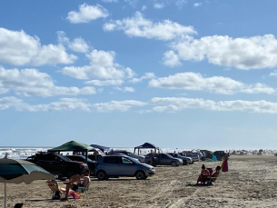 Notícia - Banhistas reclamam de grande presença de carros na orla da Esplanada