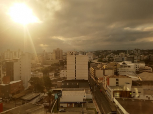 Notícia - Quinta-feira de calor intenso e pancadas de chuva no Sul catarinense