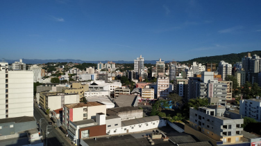 Notícia - Semana terá frente fria, muita chuva e máximas de até 38ºC no sul catarinense 