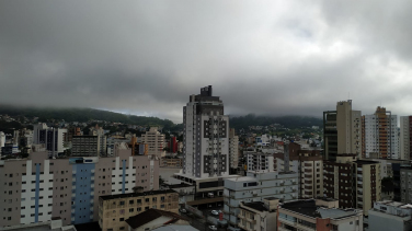 Notícia - Muito calor e risco de pancadas de chuva no fim de semana catarinense 