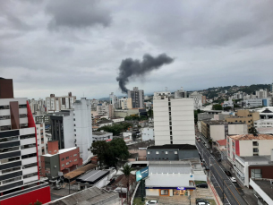 Notícia - Fogo em pneus leva fumaça preta ao céu do Centro de Criciúma