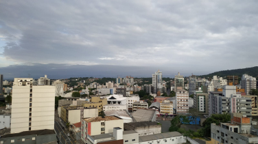 Notícia - Semana será de tempo fechado, risco de chuva e máximas abaixo dos 30ºC