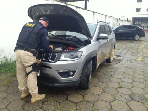 Notícia - Carro roubado em São Paulo é recuperado na BR-101 em Tubarão